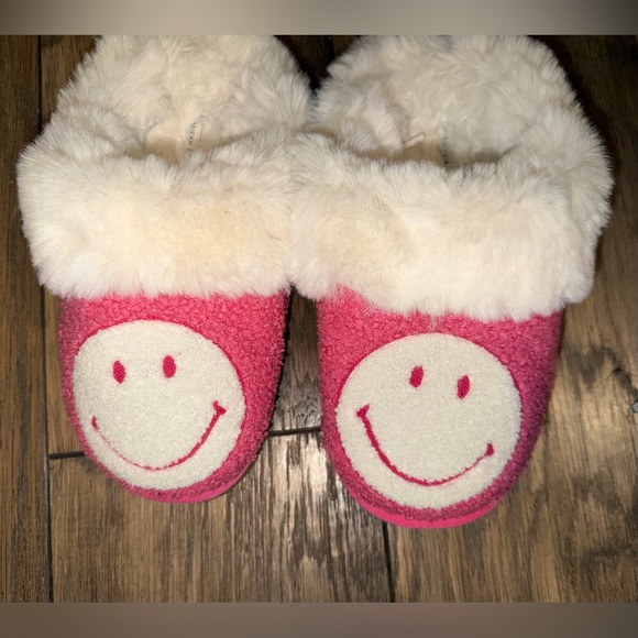 American Eagle Cozy Pink Smiley Face Slippers - Picture 5 of 5